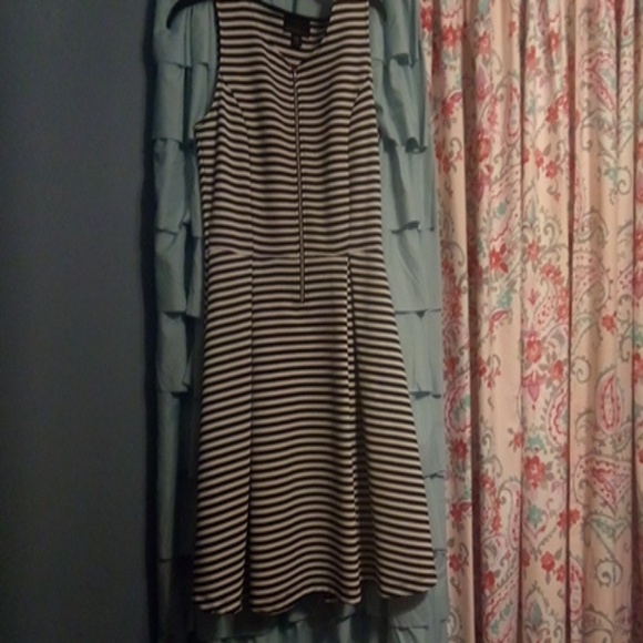 White and black dress - Picture 3 of 4